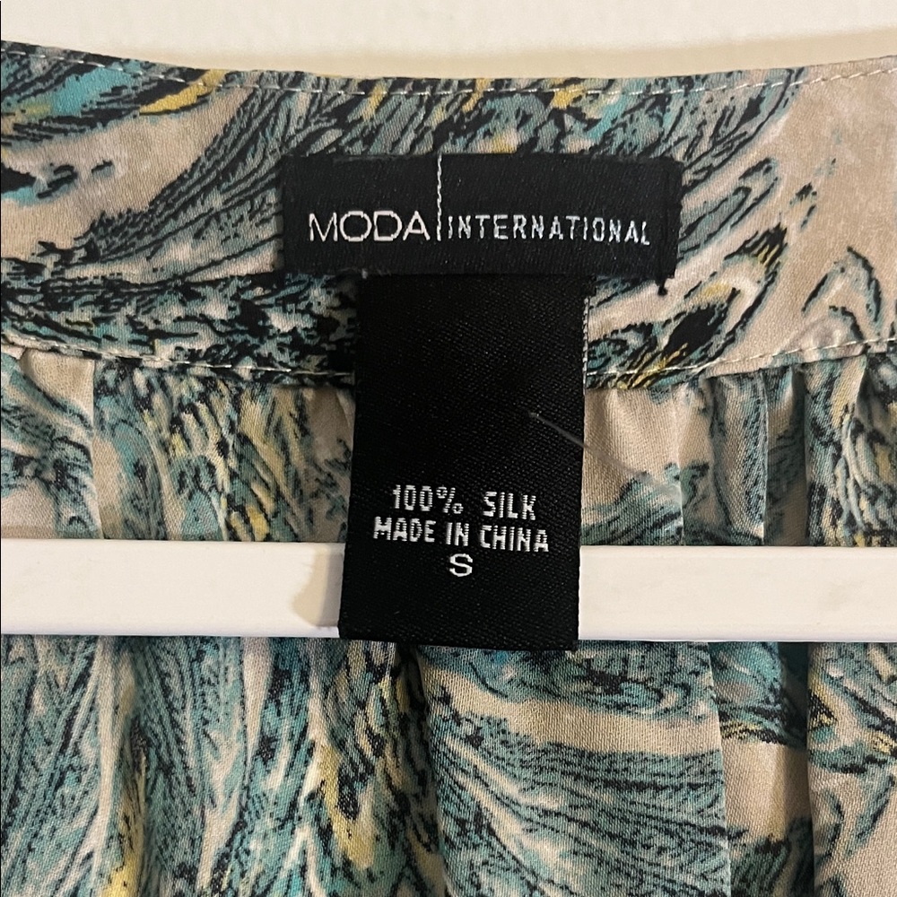 Moda International Green And Cream Patterned Blouse View 2